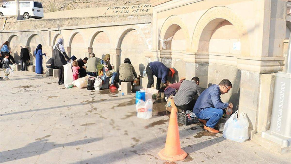 Erzincanlılar oruçlarını çeşmelerden akan maden suyu ile açıyor