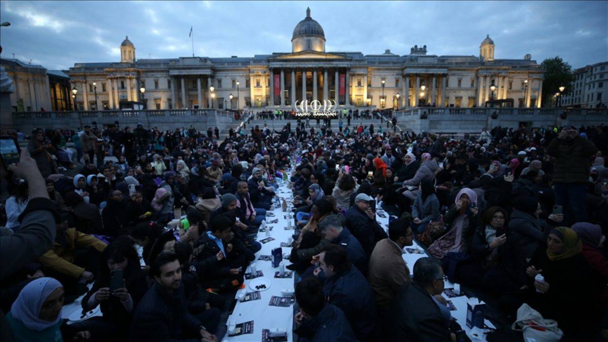 Londra’nın Trafalgar Meydanı’nda iftar rekoru